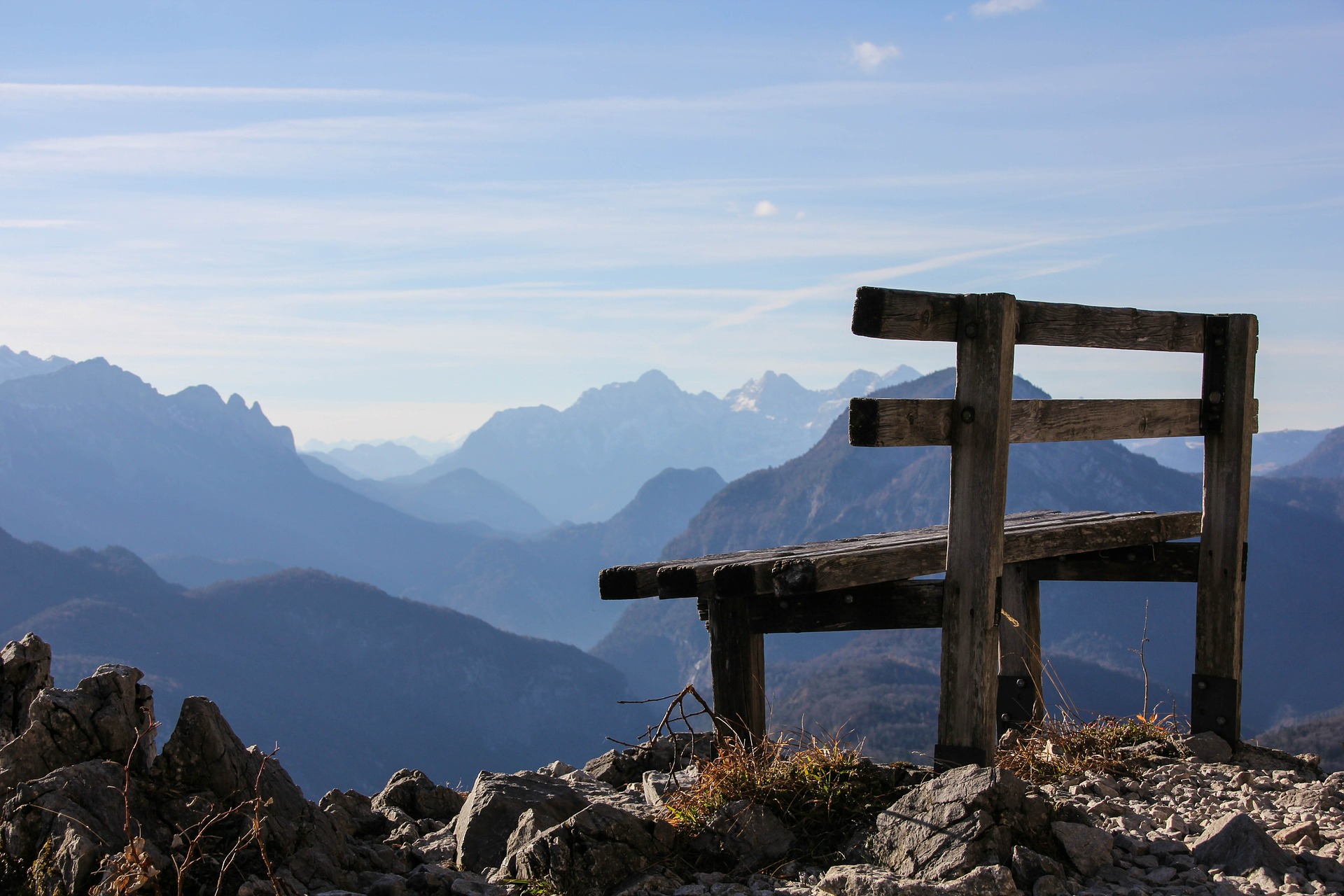 Vorschaubild: Video-Anleitung zur Bergmeditation mit Blick von einer Bank auf ein weites Bergpanorama – Bitte hier auf das Bild klicken zum Starten.